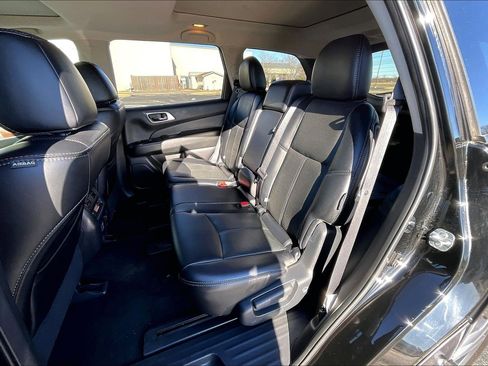 Used 2018 Nissan Pathfinder Platinum w/ Cargo Package image 18