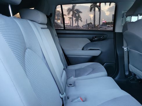 Used 2020 Toyota Highlander LE AWD/4WD image 15