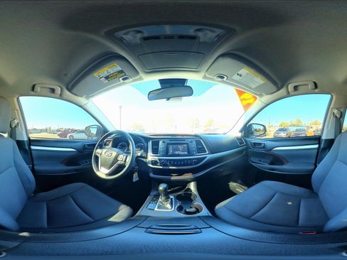 Used 2019 Toyota Highlander LE image 31