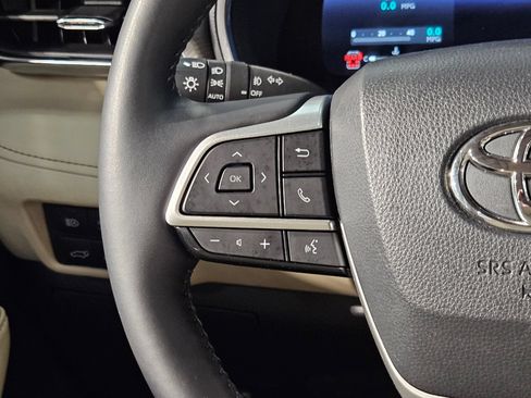 Used 2024 Toyota Highlander Platinum FWD image 28