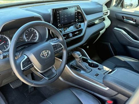 Used 2022 Toyota Highlander XLE image 11