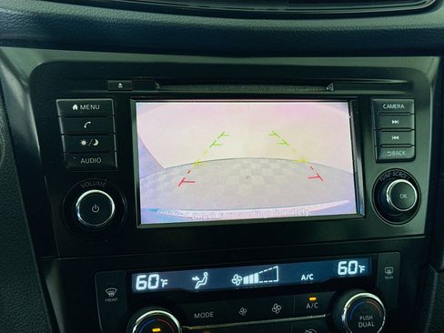 Used 2018 Nissan Rogue SV image 19