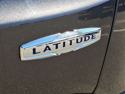 Used 2018 Jeep Renegade Latitude w/ Cold Weather Group AWD/4WD image 30