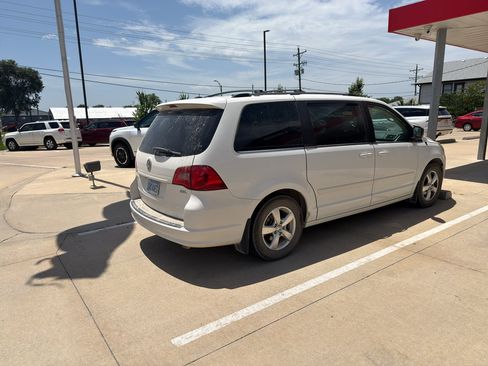 Used 2009 Volkswagen Routan SEL Premium FWD image 5