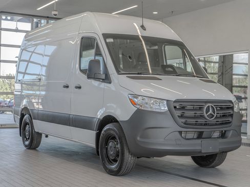 Used 2025 Mercedes-Benz Sprinter 2500 image 21