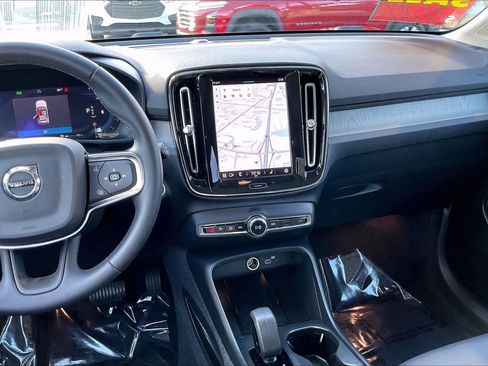 Used 2024 Volvo XC40 B5 Core image 6
