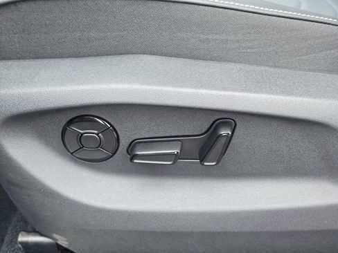 New 2025 Volkswagen Tiguan SE image 28