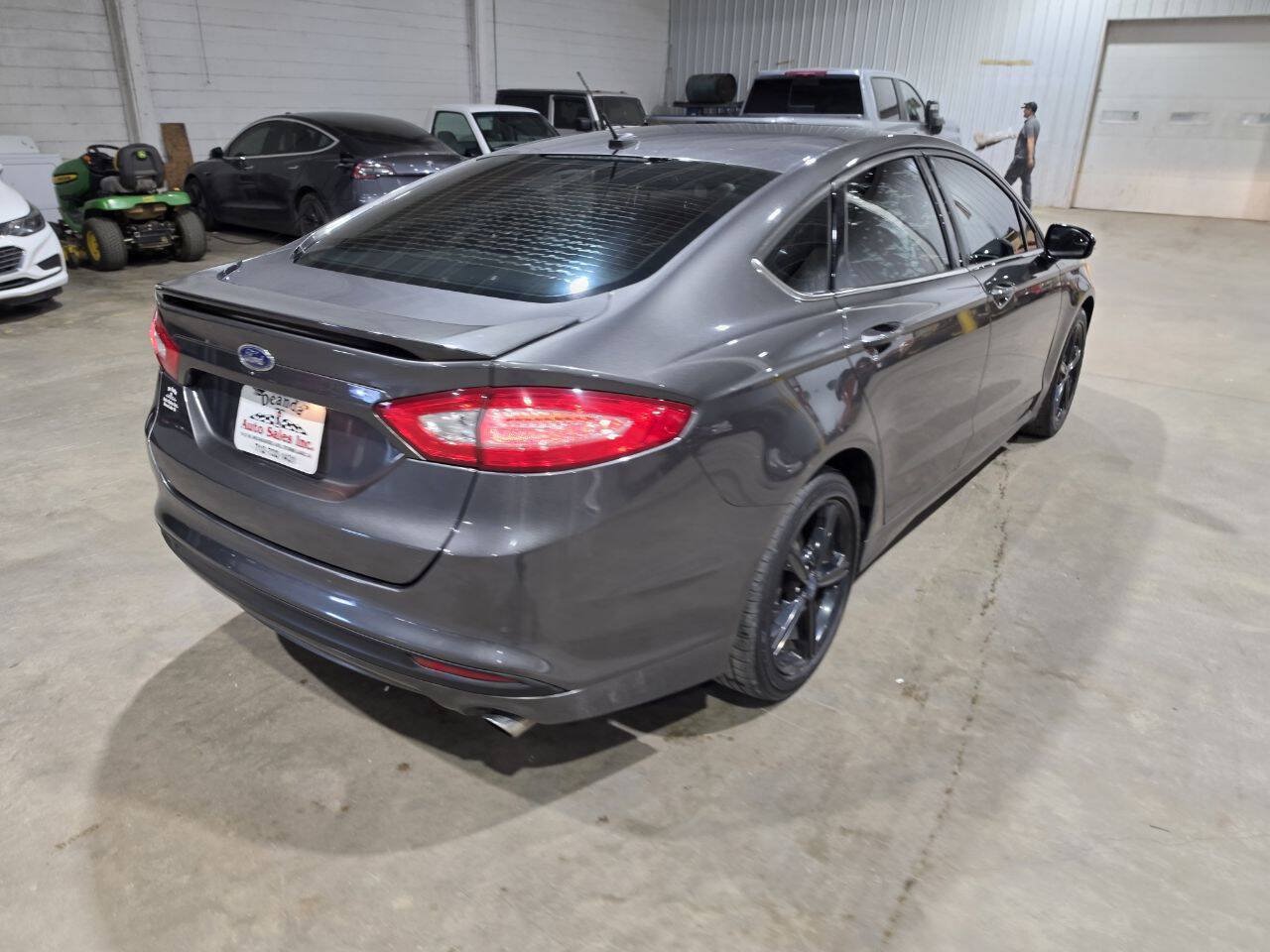 Used 2016 Ford Fusion SE FWD image 10