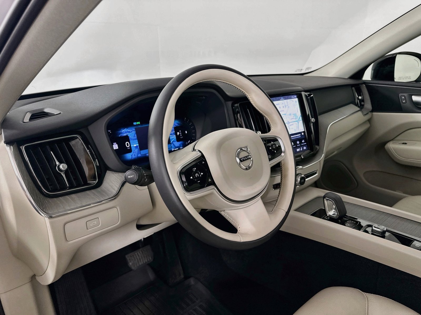 Certified 2024 Volvo XC60 B5 Plus w/ Climate Package AWD/4WD image 32