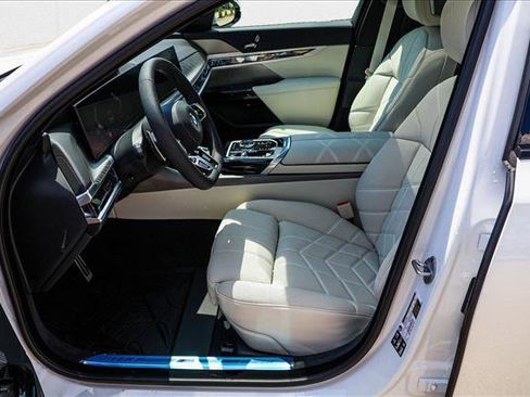 Used 2025 BMW 760i xDrive w/ Premium Package image 12