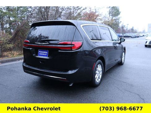 Used 2025 Chrysler Pacifica Select image 7