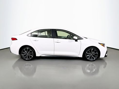 Used 2021 Toyota Corolla SE image 3
