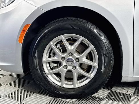 Used 2024 Chrysler Pacifica Touring-L FWD image 31