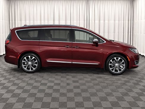 Used 2017 Chrysler Pacifica Limited FWD image 2