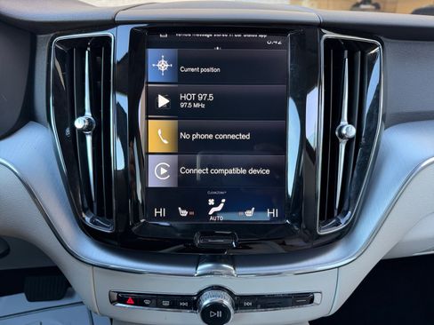 Used 2018 Volvo XC60 T6 Momentum w/ Convenience Package image 12