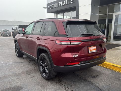 Used 2024 Jeep Grand Cherokee Altitude AWD/4WD image 2