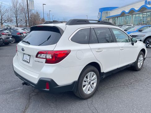 Used 2019 Subaru Outback 2.5i Premium image 2