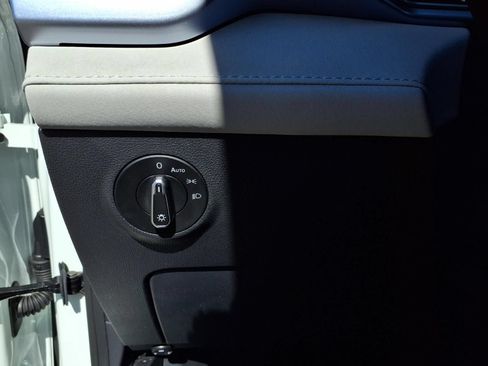 Certified 2026 Volkswagen Taos SE w/ Panoramic Sunroof Package FWD image 15