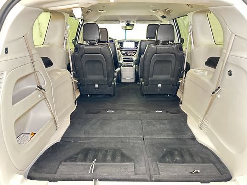 Used 2023 Chrysler Pacifica Touring-L FWD image 19