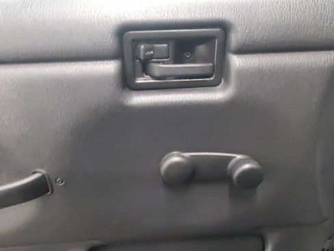 Used 2004 Jeep Wrangler SE image 10
