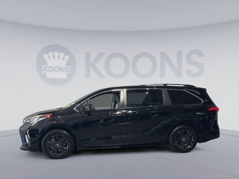 Used 2024 Toyota Sienna XSE w/ XSE Plus Package AWD/4WD image 7