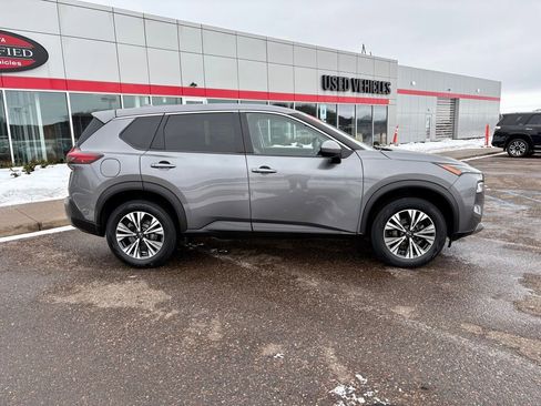 Used 2023 Nissan Rogue SV image 2