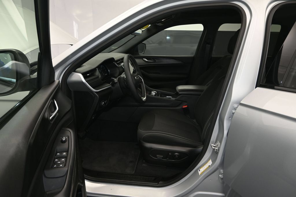 Used 2025 Jeep Grand Cherokee Laredo X AWD/4WD image 17