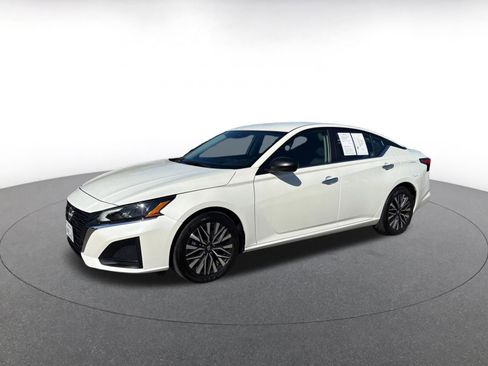 Used 2025 Nissan Altima 2.5 SV FWD image 4