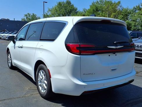 New 2026 Chrysler Pacifica Select image 5