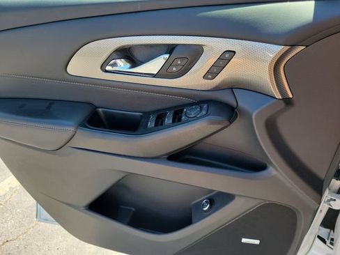 Used 2023 Chevrolet Traverse Premier FWD image 12
