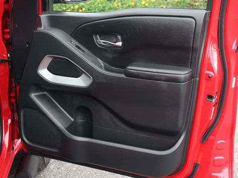 Used 2025 Nissan Frontier SV image 35