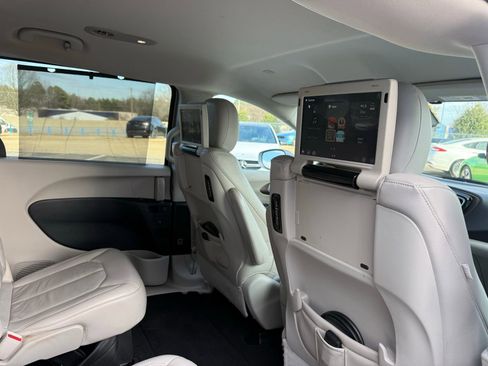 Used 2017 Chrysler Pacifica Touring-L Plus w/ Tire & Wheel Group image 21