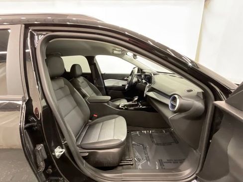 Used 2025 Chevrolet Trax LT w/ LT Convenience Package FWD image 23
