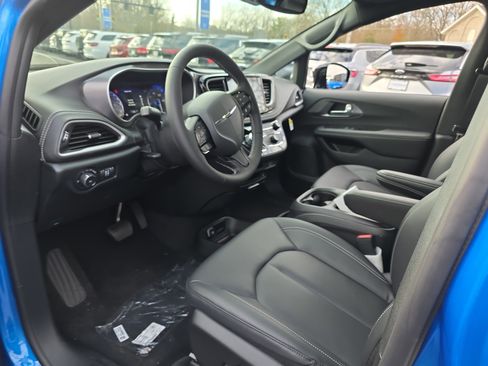 New 2026 Chrysler Pacifica Select image 3