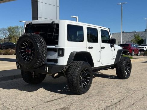 Used 2017 Jeep Wrangler Unlimited Sahara w/ Connectivity Group AWD/4WD image 3