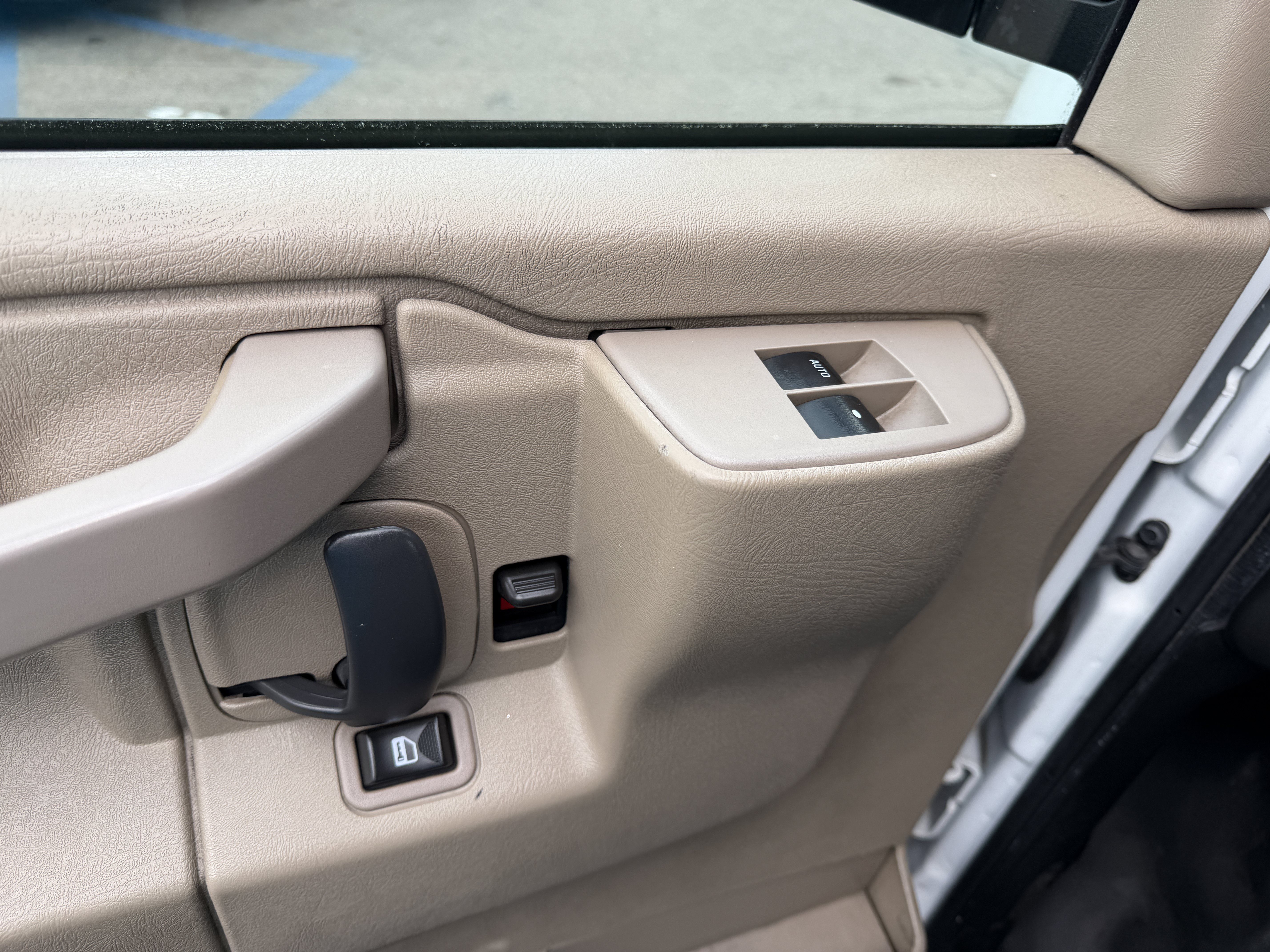 Used 2017 Chevrolet Express 3500 Extended RWD image 16