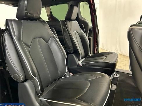 Used 2023 Chrysler Pacifica Limited w/ Uconnect Theater Family Group FWD image 24