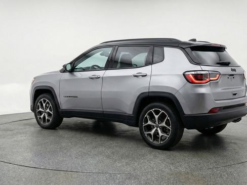 Used 2025 Jeep Compass Limited image 6