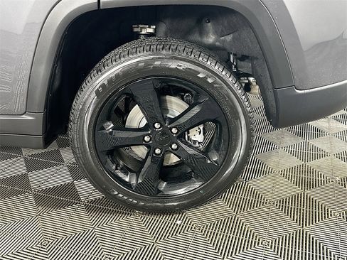 New 2025 Jeep Grand Cherokee Altitude image 17