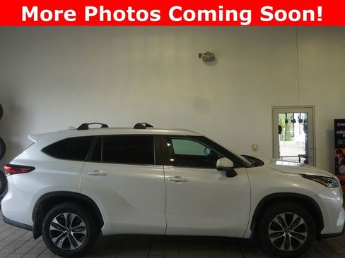 Used 2023 Toyota Highlander XLE AWD/4WD image 2