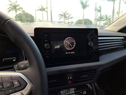 Used 2025 Volkswagen Jetta SE w/ Sunroof Package image 9