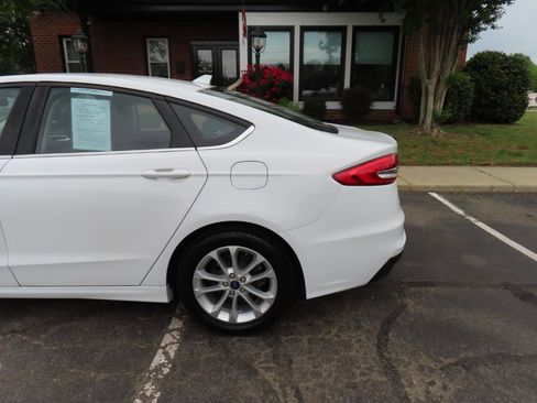 Used 2020 Ford Fusion SE image 4