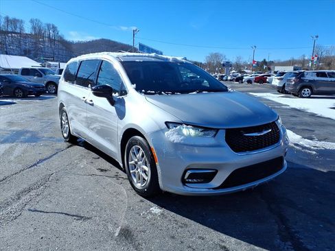 Used 2024 Chrysler Pacifica Touring-L image 6