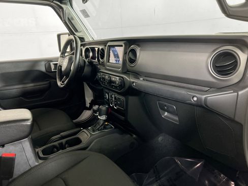 Used 2022 Jeep Gladiator Willys AWD/4WD image 26