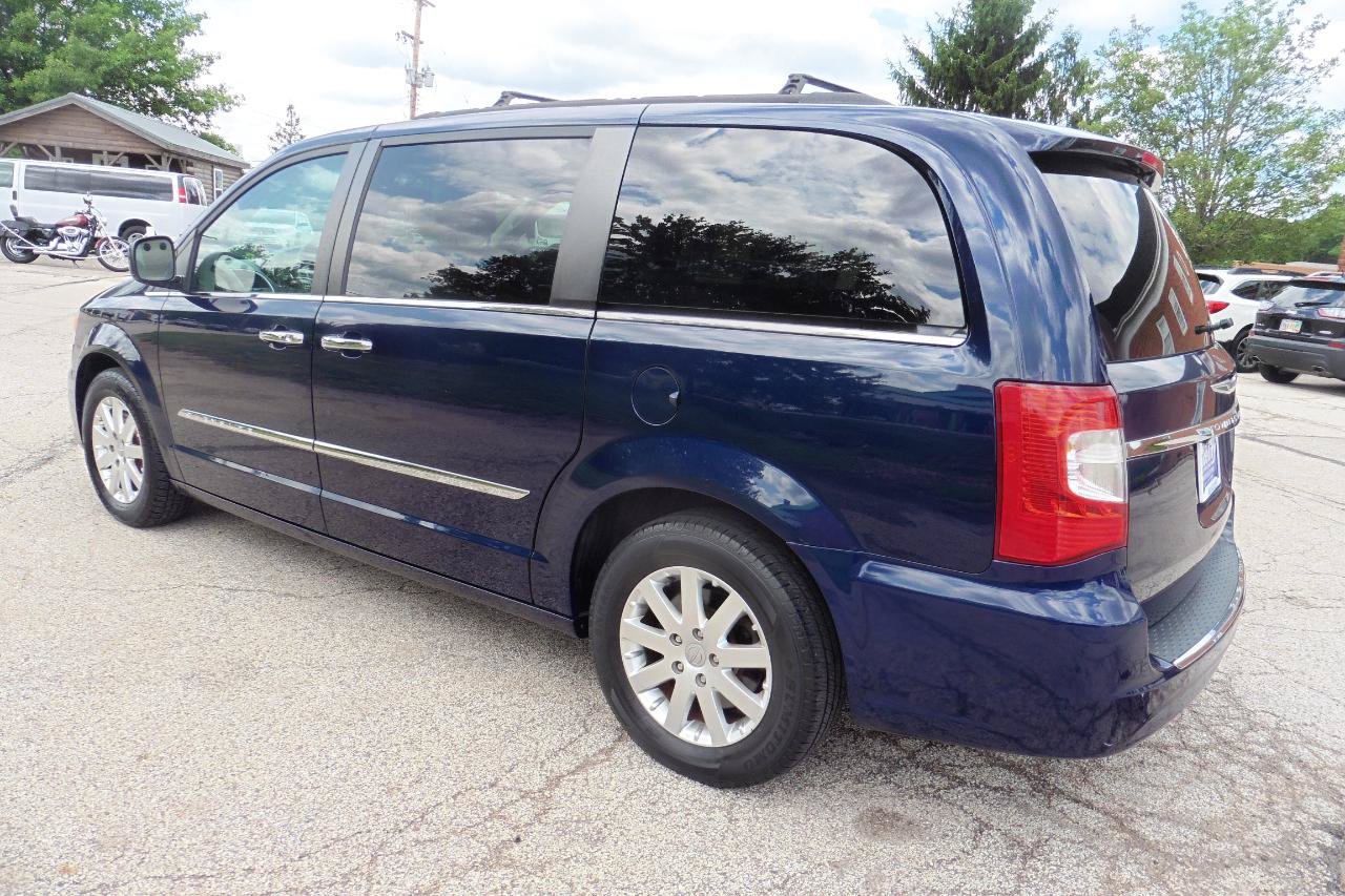 Used 2015 Chrysler Town & Country Touring w/ Driver Convenience Group FWD image 2