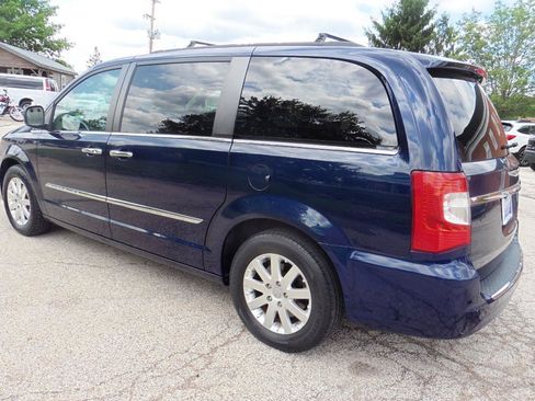 Used 2015 Chrysler Town & Country Touring w/ Driver Convenience Group FWD image 2