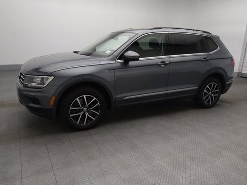 Used 2021 Volkswagen Tiguan SE w/ Panoramic Sunroof Package image 2