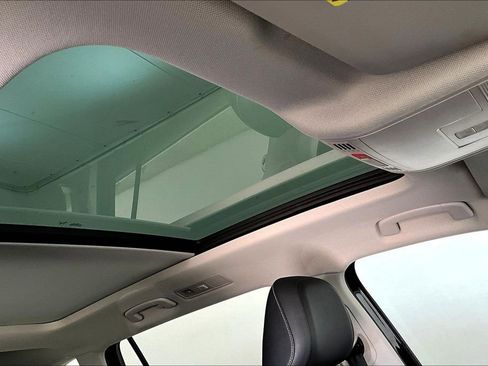 Used 2023 Volkswagen Tiguan SE w/ Panoramic Sunroof Package image 22