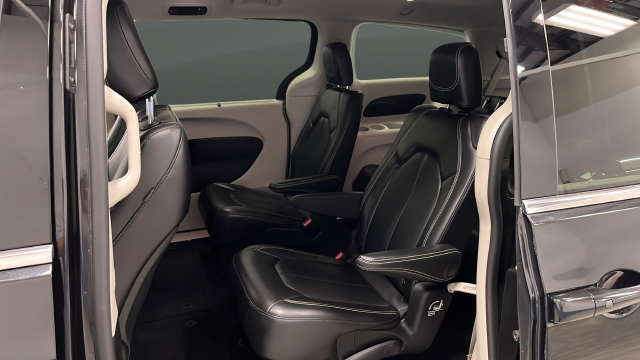 Used 2024 Chrysler Pacifica Touring-L FWD image 22