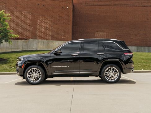 Used 2022 Jeep Grand Cherokee Summit AWD/4WD image 6